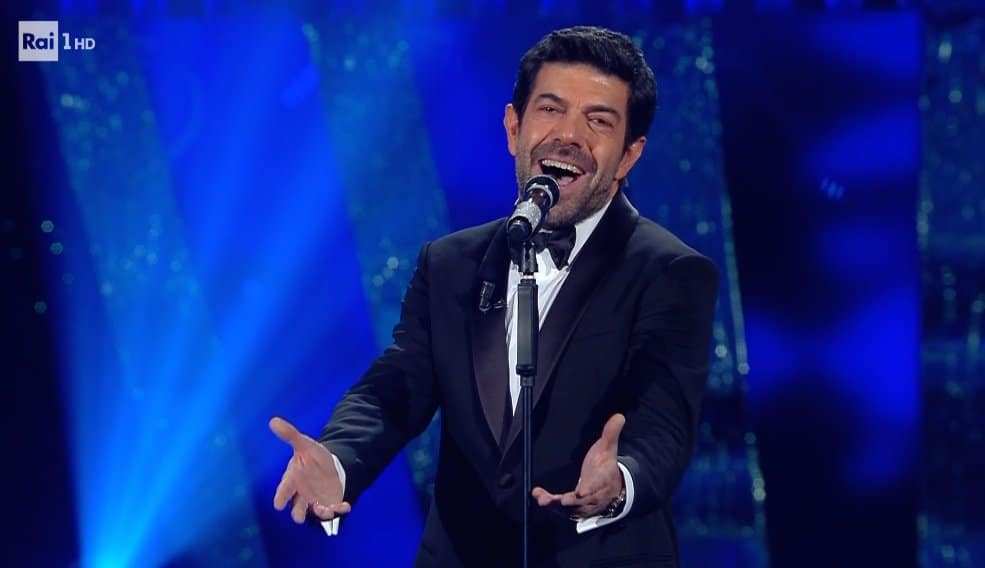 Sanremo 2018: Favino mattatore sul palco dell'Ariston diverte e intrattiene