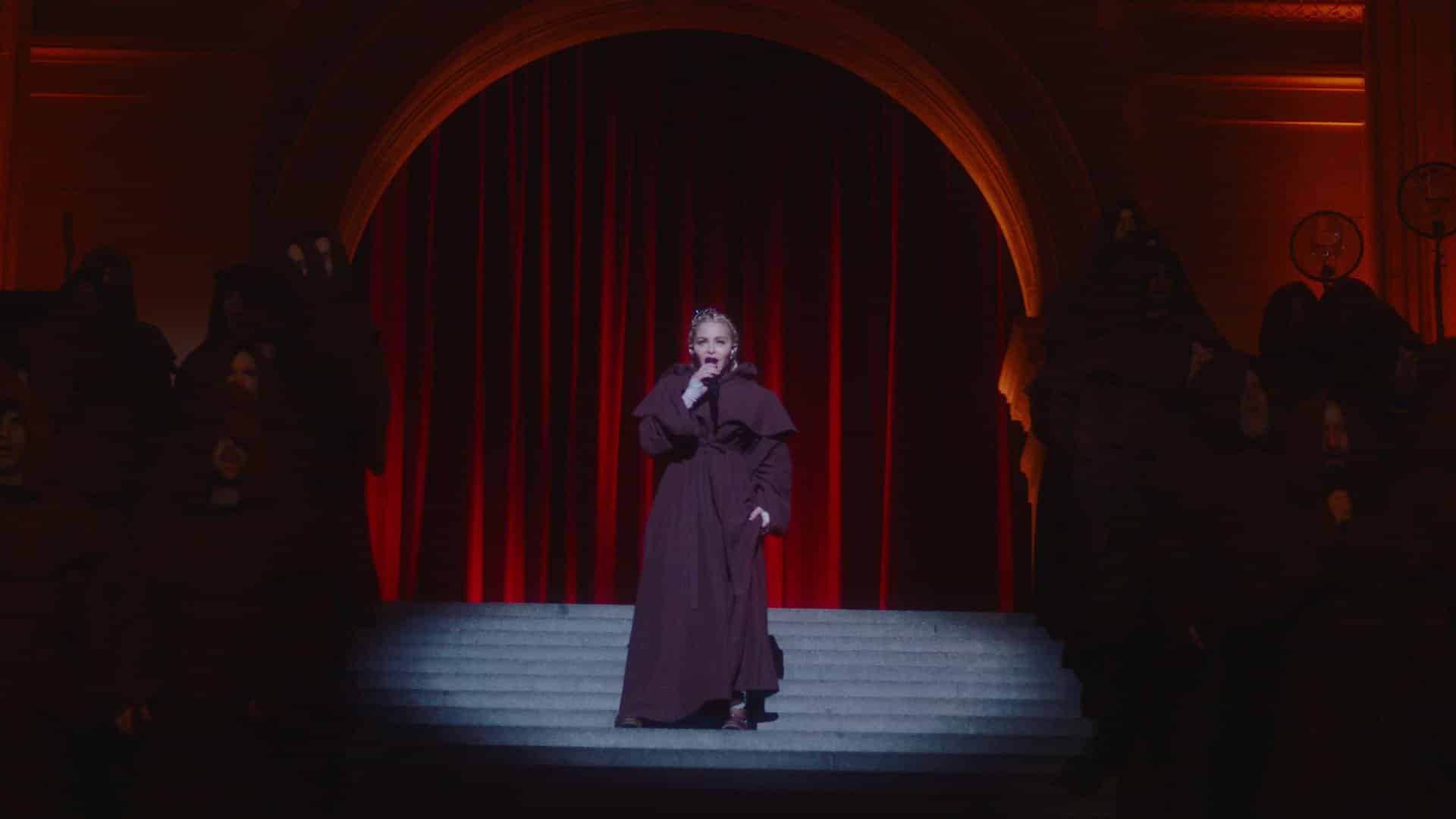 MET Gala: Madonna incanta tutti con un'esibizione a sorpresa di Like a Prayer e Allelujah