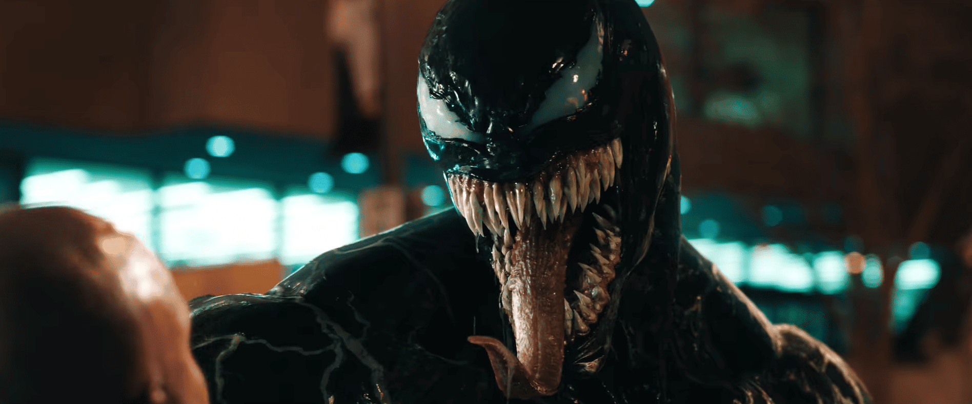 Venom: la trasformazione di Tom Hardy in simbionte nel nuovo trailer del film!
