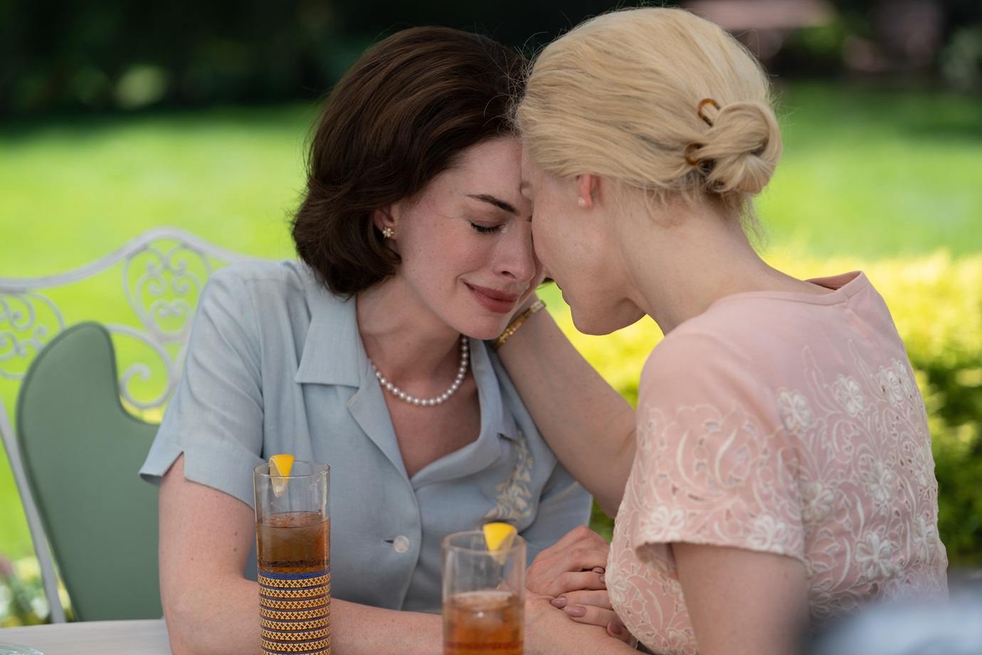 Mothers' Instinct: di cosa parla il film con Anne Hathaway e Jessica Chastain?